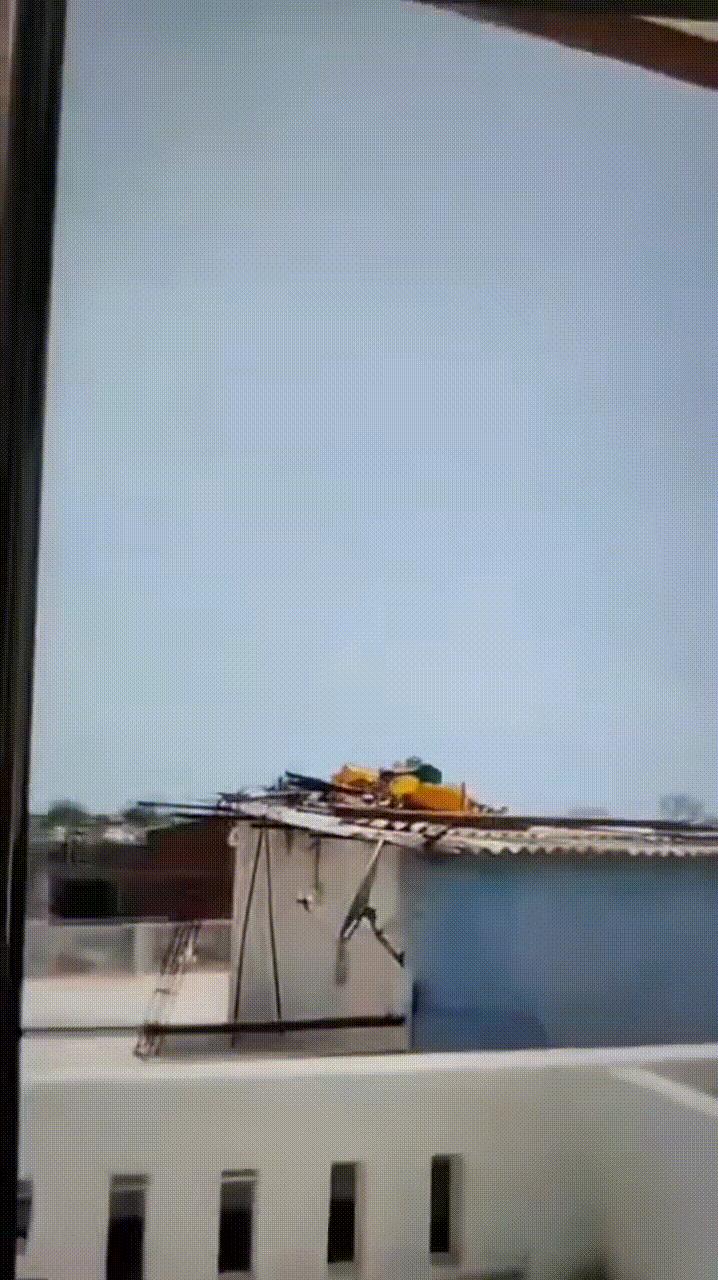 印度艾哈迈达巴德市警察局局长称：警察在坠毁客机现场发现了一名幸存者，他正在医院进