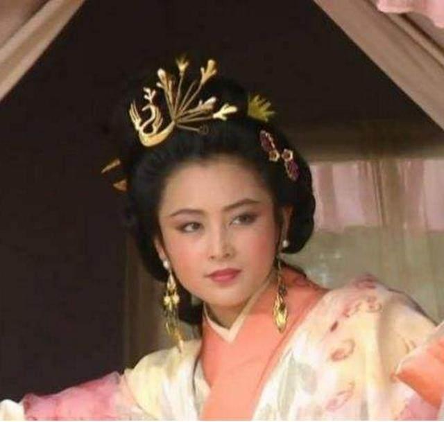 吕布伏诛的那天，曹军士兵冲入内室，发现了躲在屏后的貂蝉。她一把夺过剑柄，动作果断