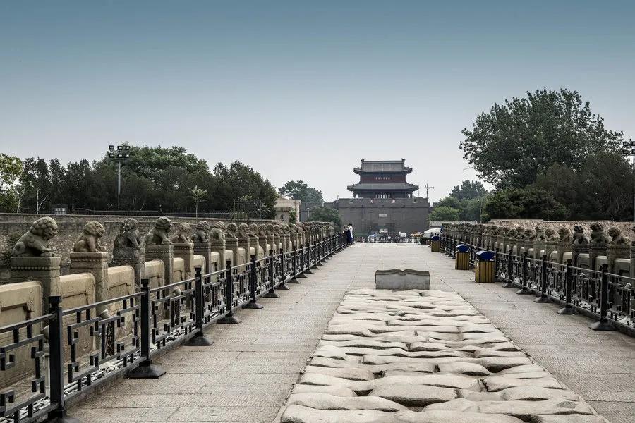 这座桥叫卢沟桥！位于北京丰台区永定河，始建于1189年，耗时三年于1192年完工