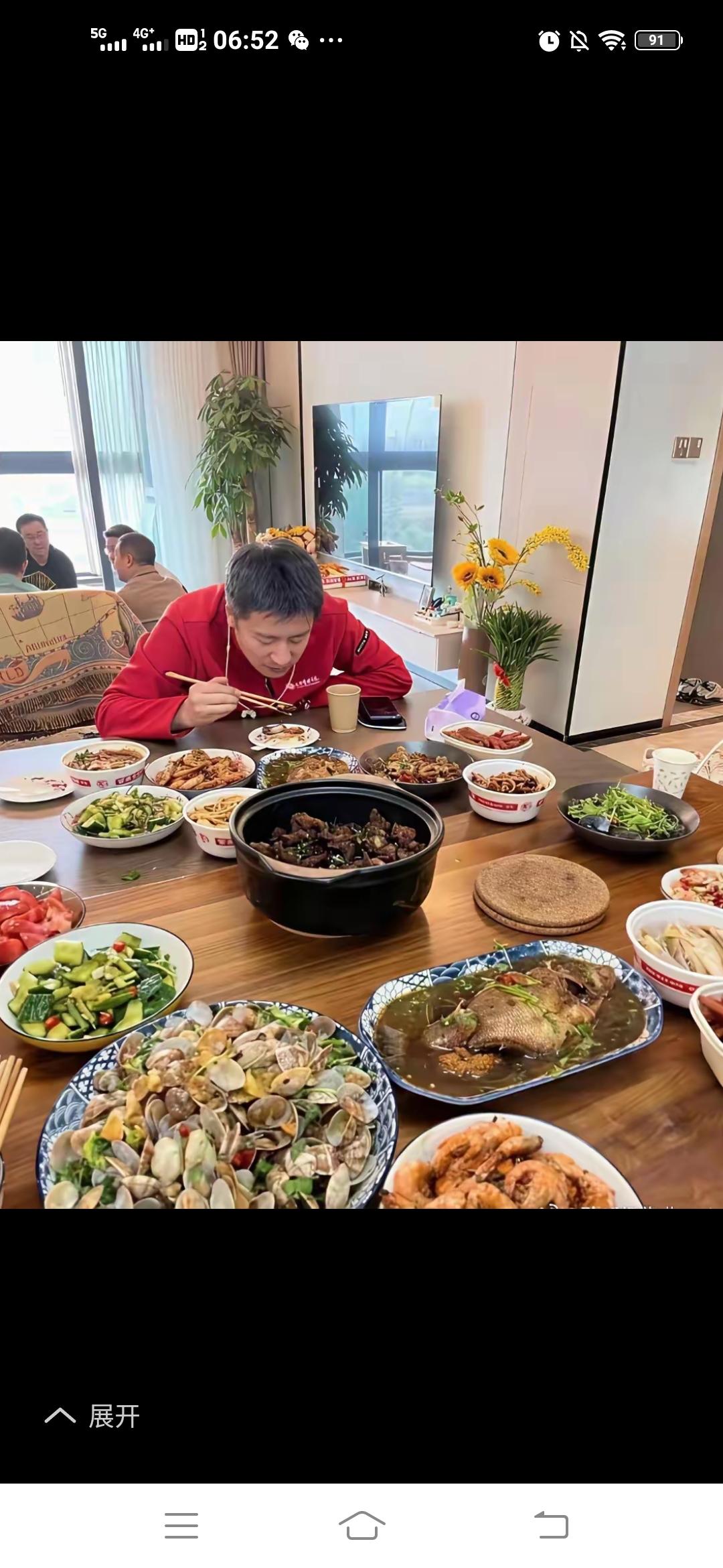 张雪峰不是在直播，就是在吃饭的桌上，似乎只有暴饮暴食才能缓解压力！他太累了，不想