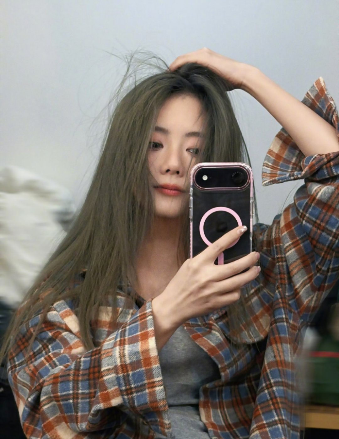 谭松韵自拍技术越来越好了，奖励再拍一组