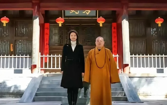 网友翻出大和尚出事前与一群女性的合影，众多照片里有个身影格外显眼——央视前主持人