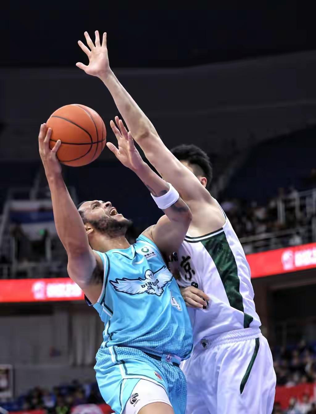 CBA再出奇葩一幕！青岛全场99分，国内球员加起来11分！外援打天下！真是服