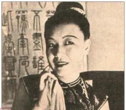 1939年，红色女特工王莹，爱上了白崇禧的心腹秘书，原以为无法在一起，可她万万没