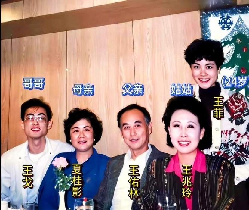 华语流行乐坛天后王菲的母亲夏桂影端庄大方，其母亲煤矿文工团毕业，她是女高音歌唱家