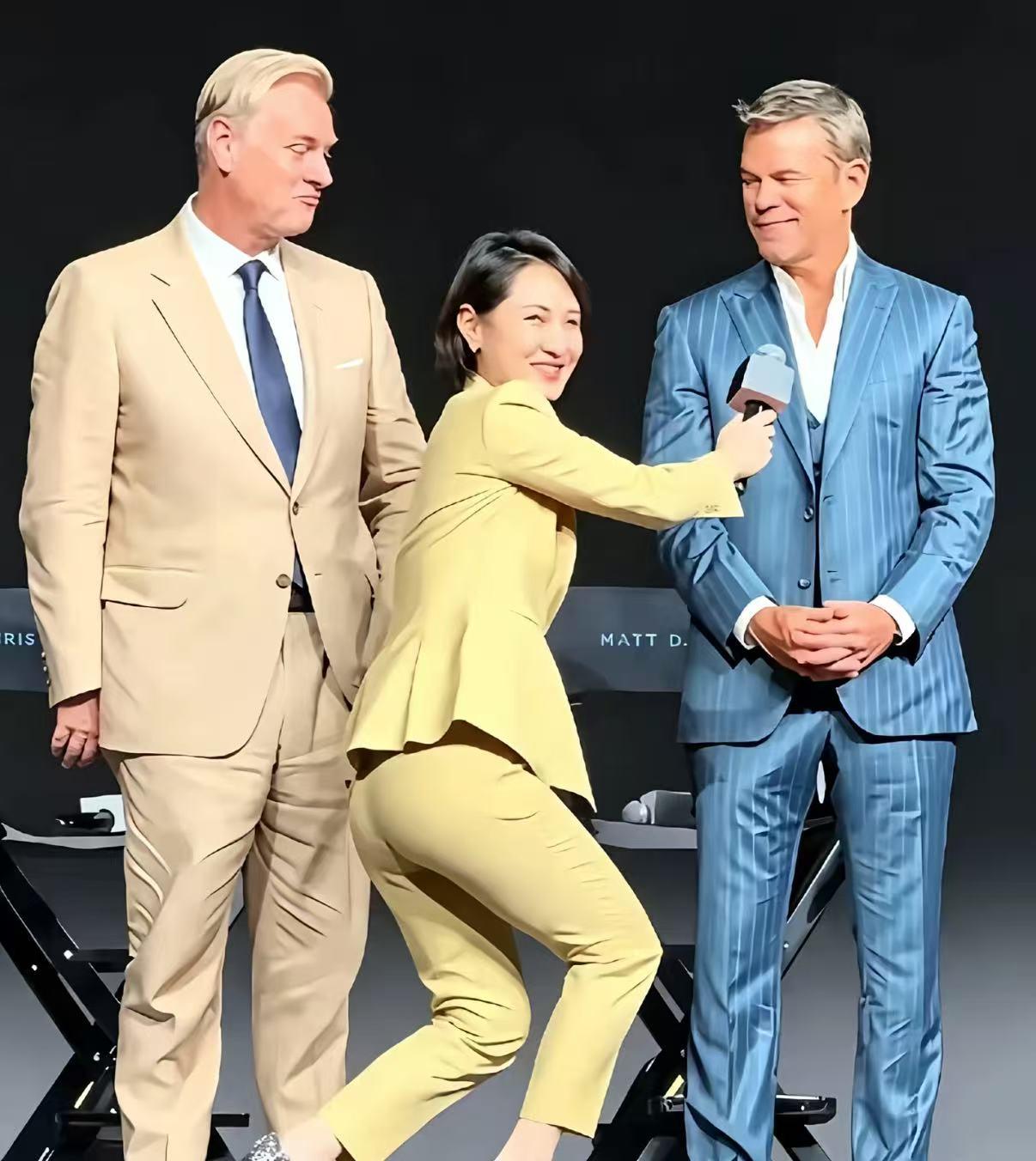 确实，我很难理解一些主持人面对洋人时那卑躬屈膝的样子。他们以为这是谦卑，但在我们