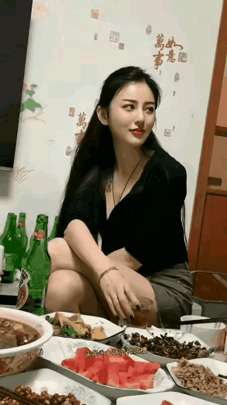 这气质和人情世故拿捏得相当到位，谁看了不迷糊啊？酒不醉人人自醉，秀色可餐！