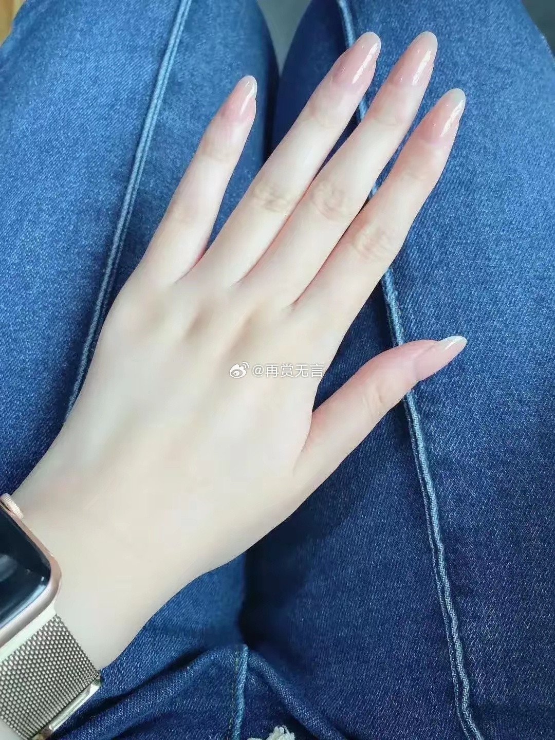 人家的手是“纤纤玉手”，我女朋友的手……猪蹄见了都得叫大哥。又黑又黄还粗短，关键