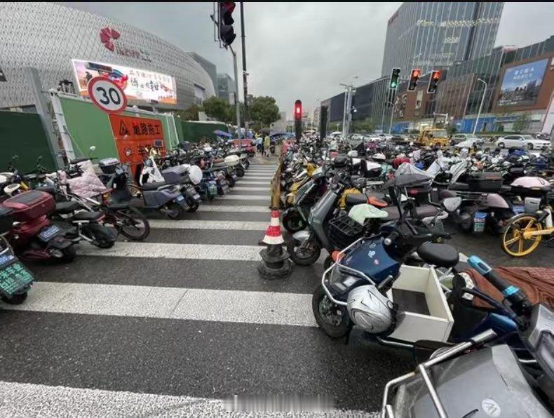 电动自行车最高时速25公里改不了看评论，有人说25码算不上多快。但是不要忘记了小