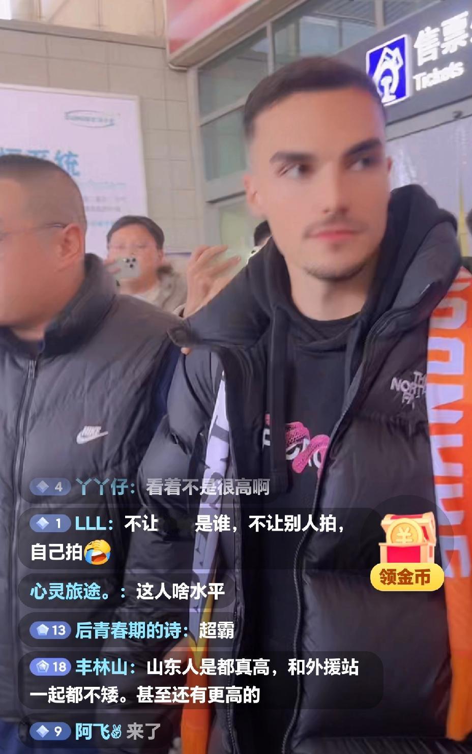 好饭不怕晚，阿尔瓦罗今天上午抵达济南。阿尔瓦罗一现身，现场不少球迷将他包围，签