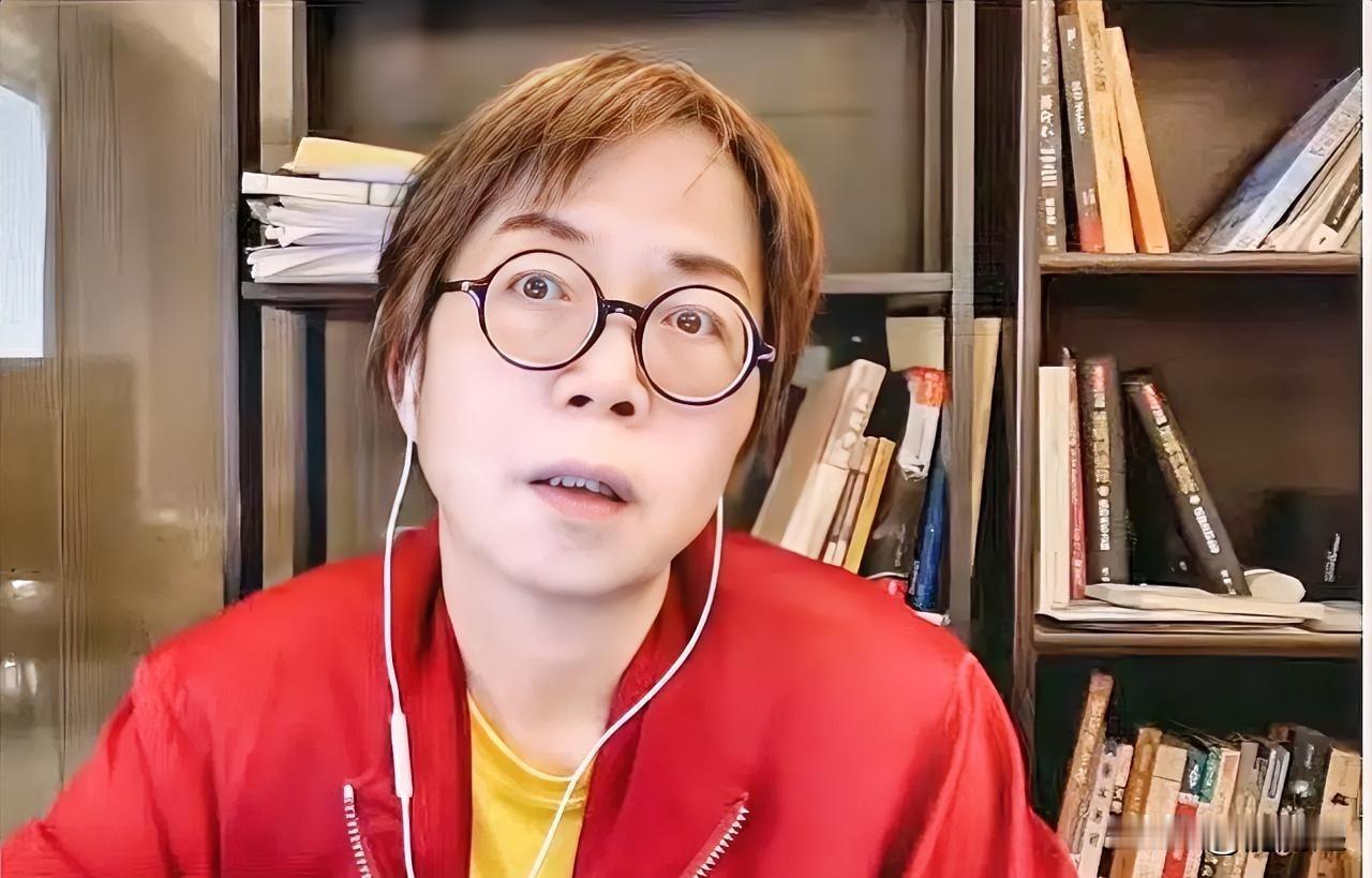 黄智贤15日在节目中，称赞“台独”顽固分子沈伯洋，她说：“沈伯洋表现得比原来各方