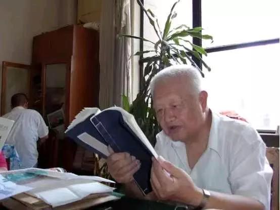 1952年，北大一教授，路遇一女子贩卖字画，他随手拿起一幅打开，却忽然脸色大变