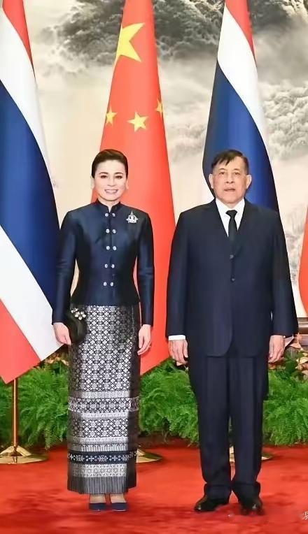 刚送走西班牙王后，泰王和苏提达王后就带着“穿搭巧思”来打卡～13日抵京时，47
