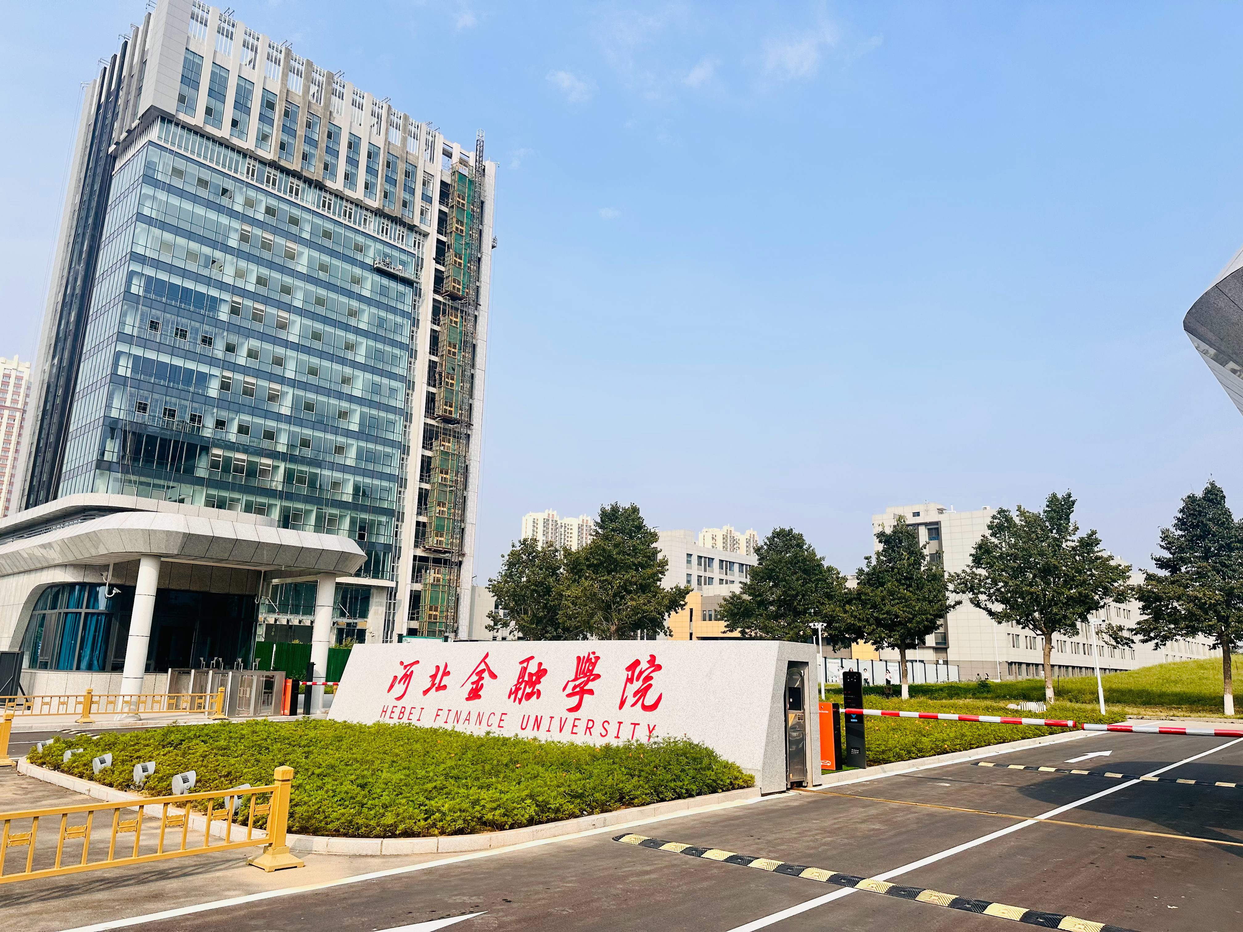 我说我能进去看看吗我是这毕业的门口保安说不行除非你给你们老师打电话我说我毕