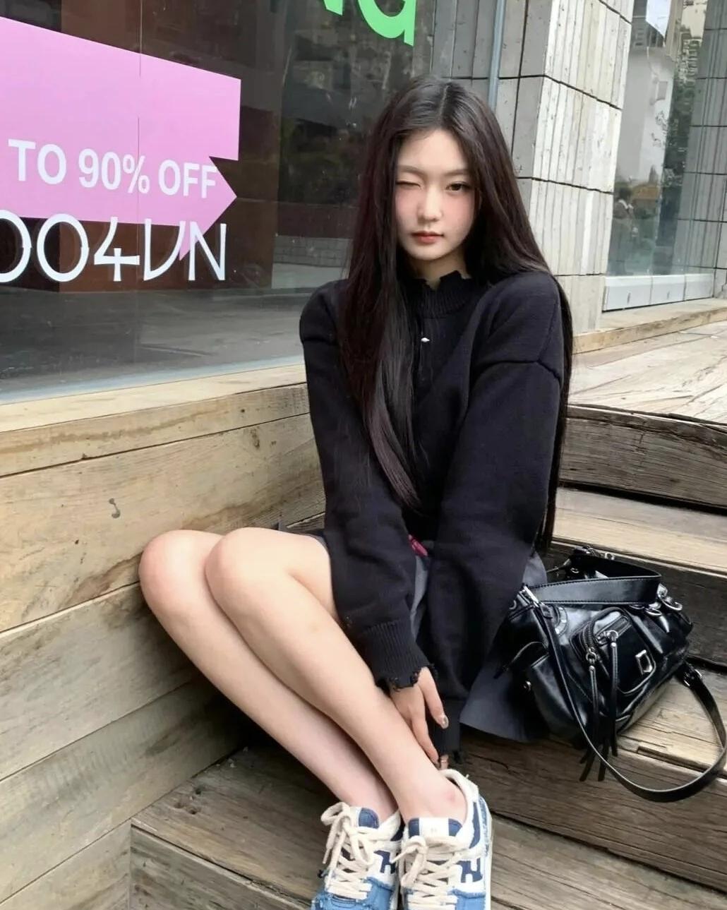 焦糖色墙面前的全黑穿搭，藏着随性的酷，旧球鞋踩出街头的松弛感，让城市巷陌的风，吹