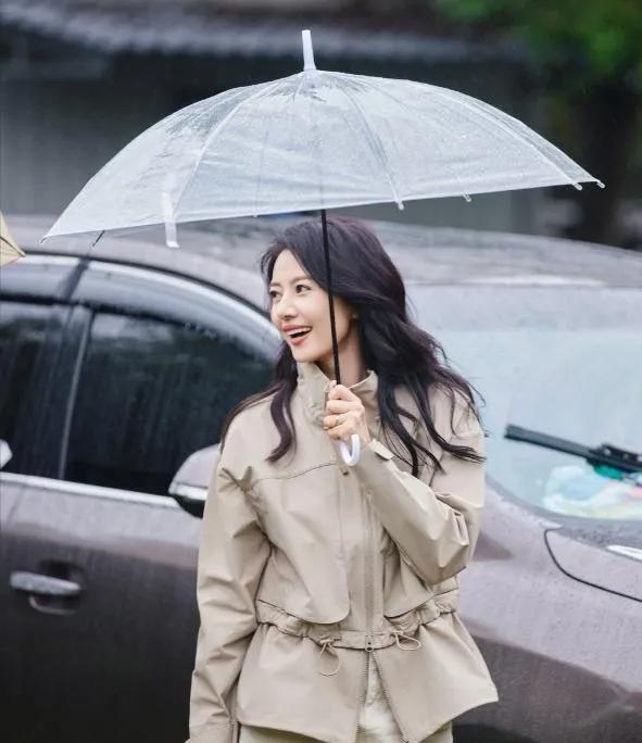 高圆圆这波秋冬穿搭太会了！新烫的油画卷温柔又有氛围感，慵懒的弧度衬得气质绝