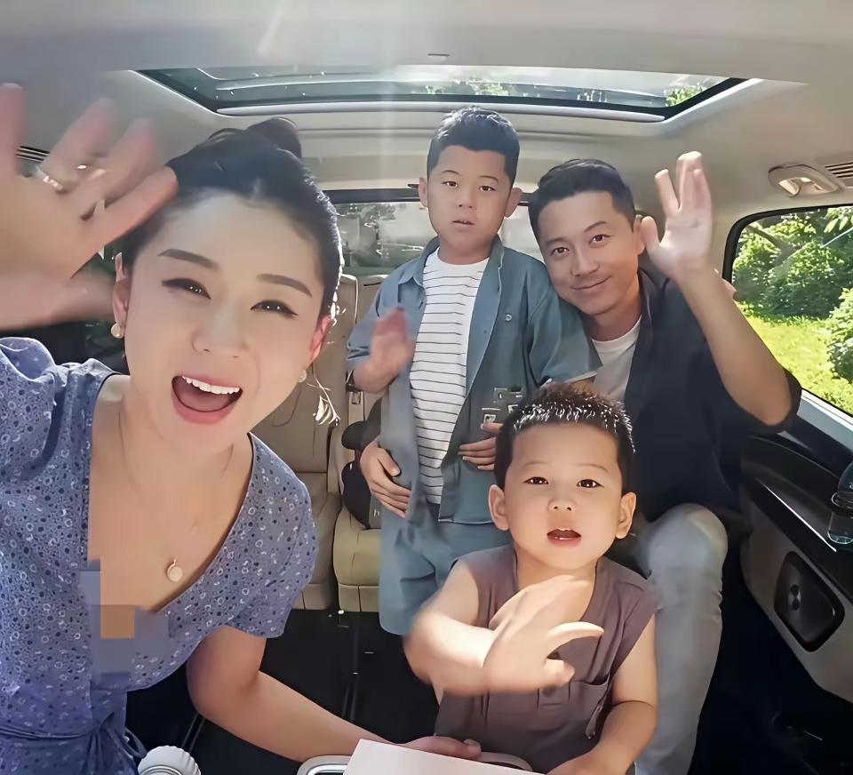 两儿子都是大圆脸。还是像妈妈