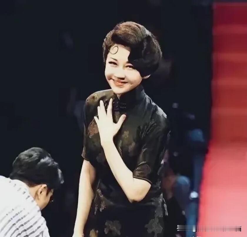 第一次看见她穿旗袍，跟原来荧幕中看到的形象不一样，之前是气质型的美女，现在怎么脸