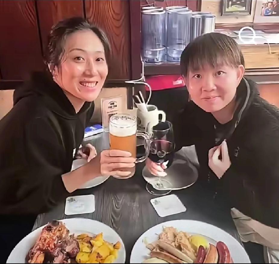 场上对手，场下挚友！朱雨玲韩莹这杯酒，敬热爱也敬友情✨刷到朱雨玲和韩莹的聚