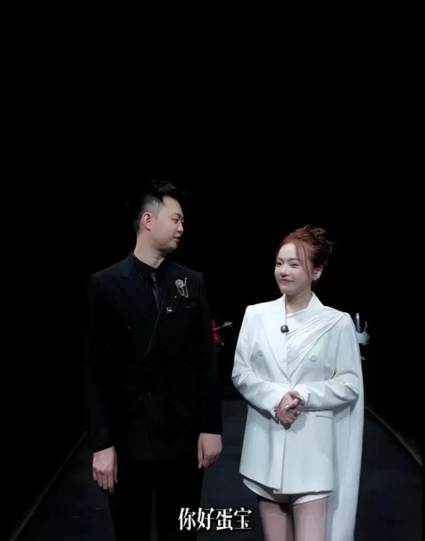 太会逢场作戏了，小冠军和巴扎黑的离婚找到了？饭局上，巴扎黑借着喝多了向蛋蛋放