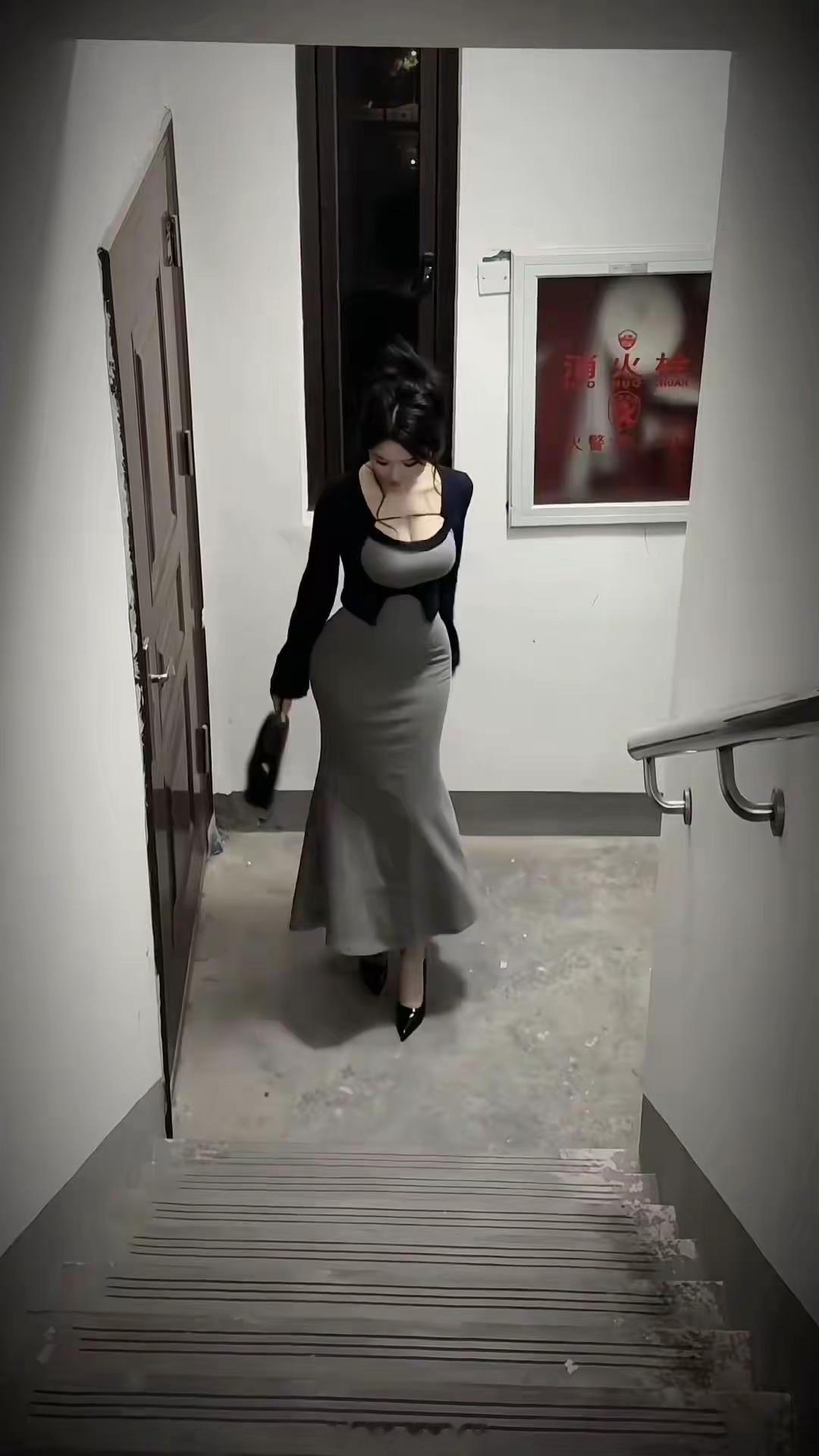网友问，这样邋遢的女邻居。有什么好办法可以反制？