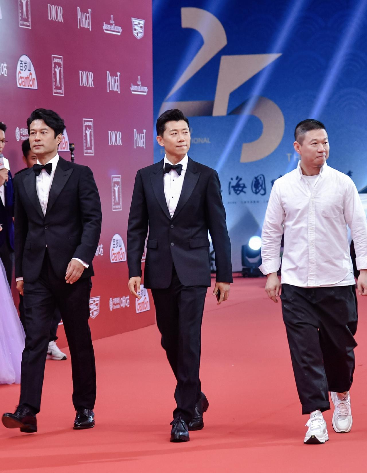 这张三人合照，我只认出了西装革履、曲眉耸鼻的谭凯与胖瘦合度、俊目流眄的夏雨，右一