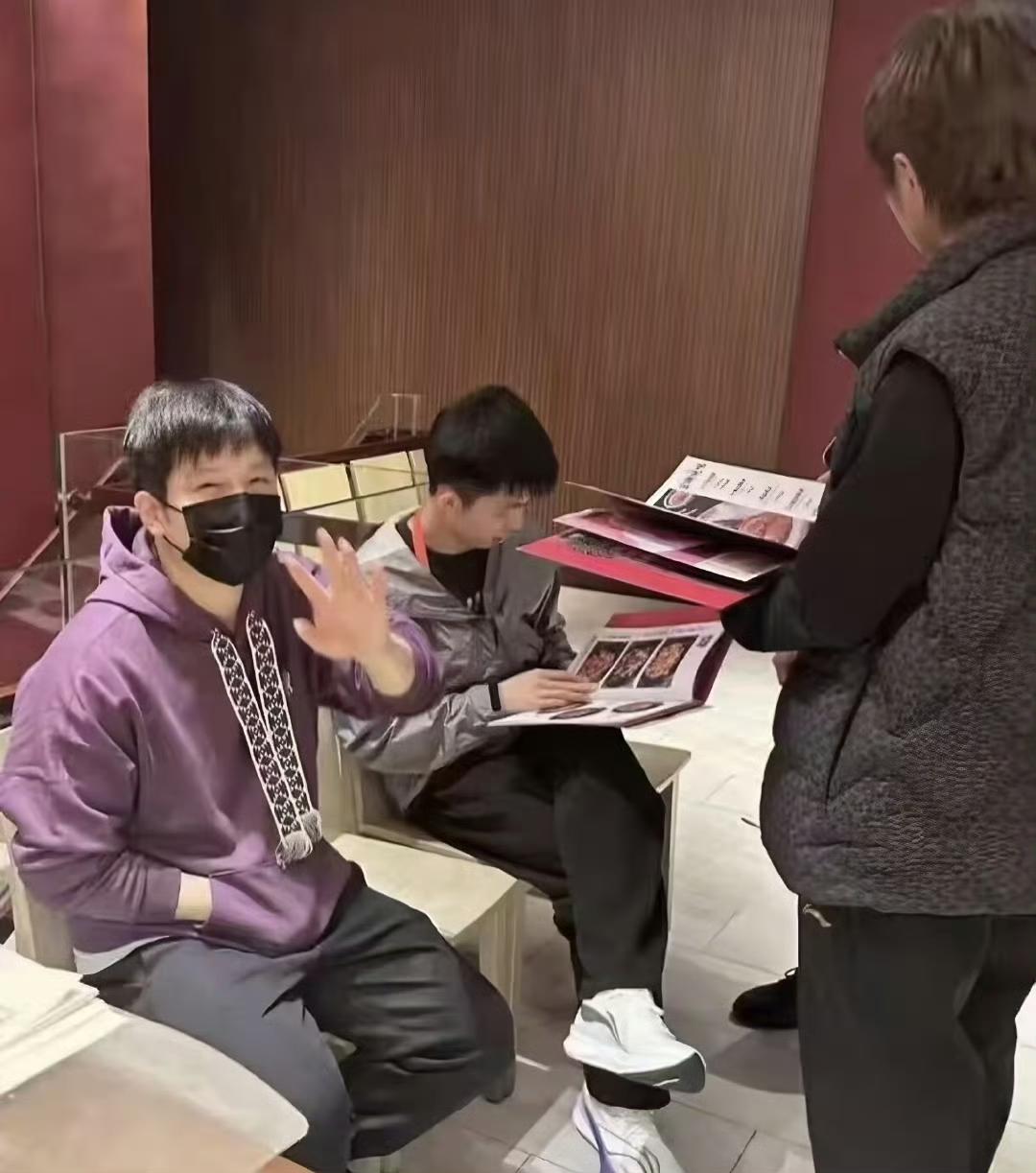 澳门全运会乒乓球项目比赛，樊振东与队友兼好友赵子豪、周凯一同外出吃饭。赵子豪和