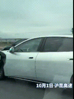 无知者无畏，不知道某些人是咋想的。10月1日，沪昆高速衢州至上饶段，男子开启智