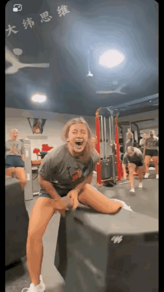 喜极而泣，乐极生悲，得意忘形的结果都是很悲催的，画面中的这个女孩，弹跳力确实非常