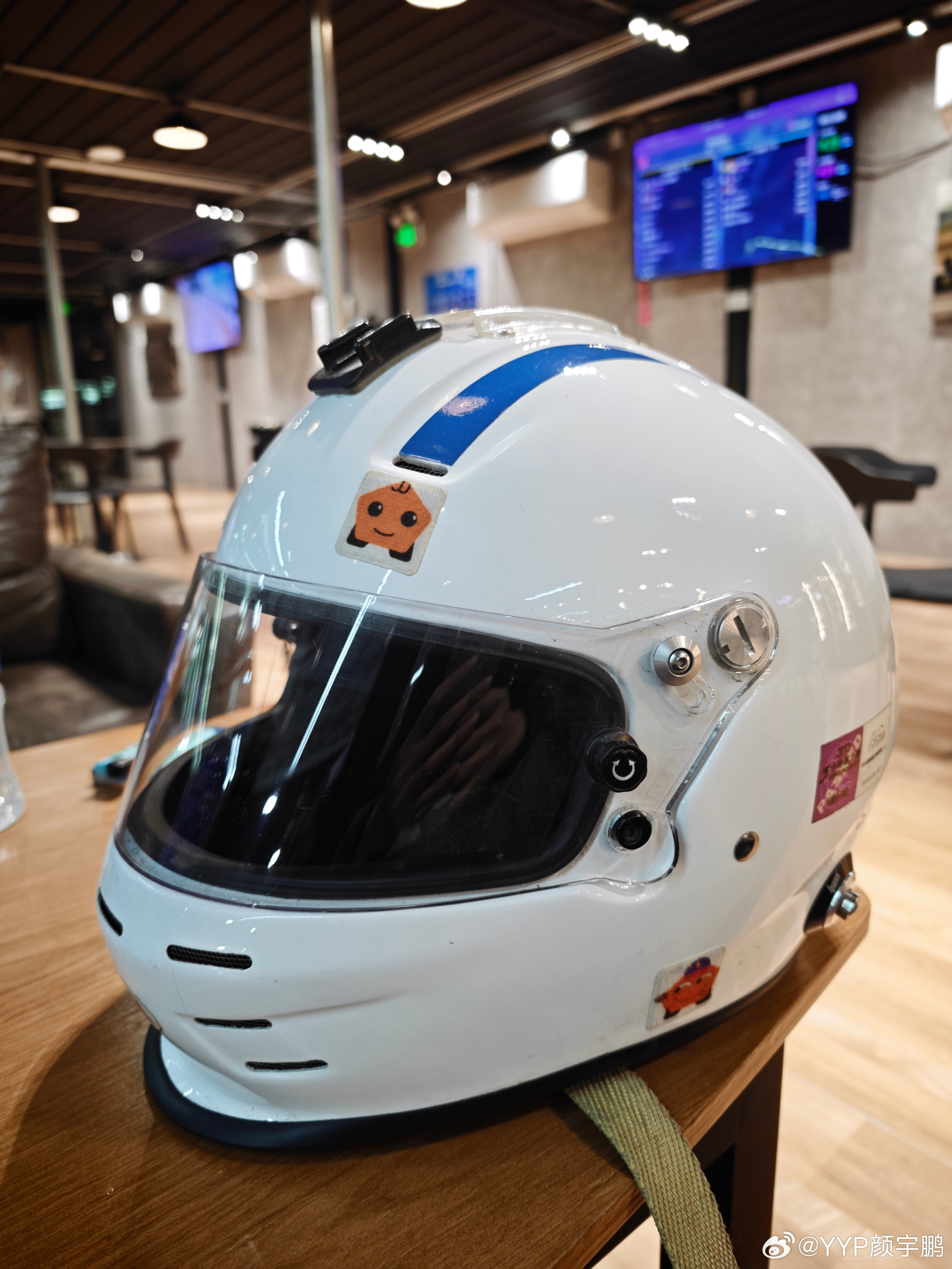 我人生第一只认证的比赛头盔，已经成情怀盔了，依然是我来开卡丁车的好伴侣