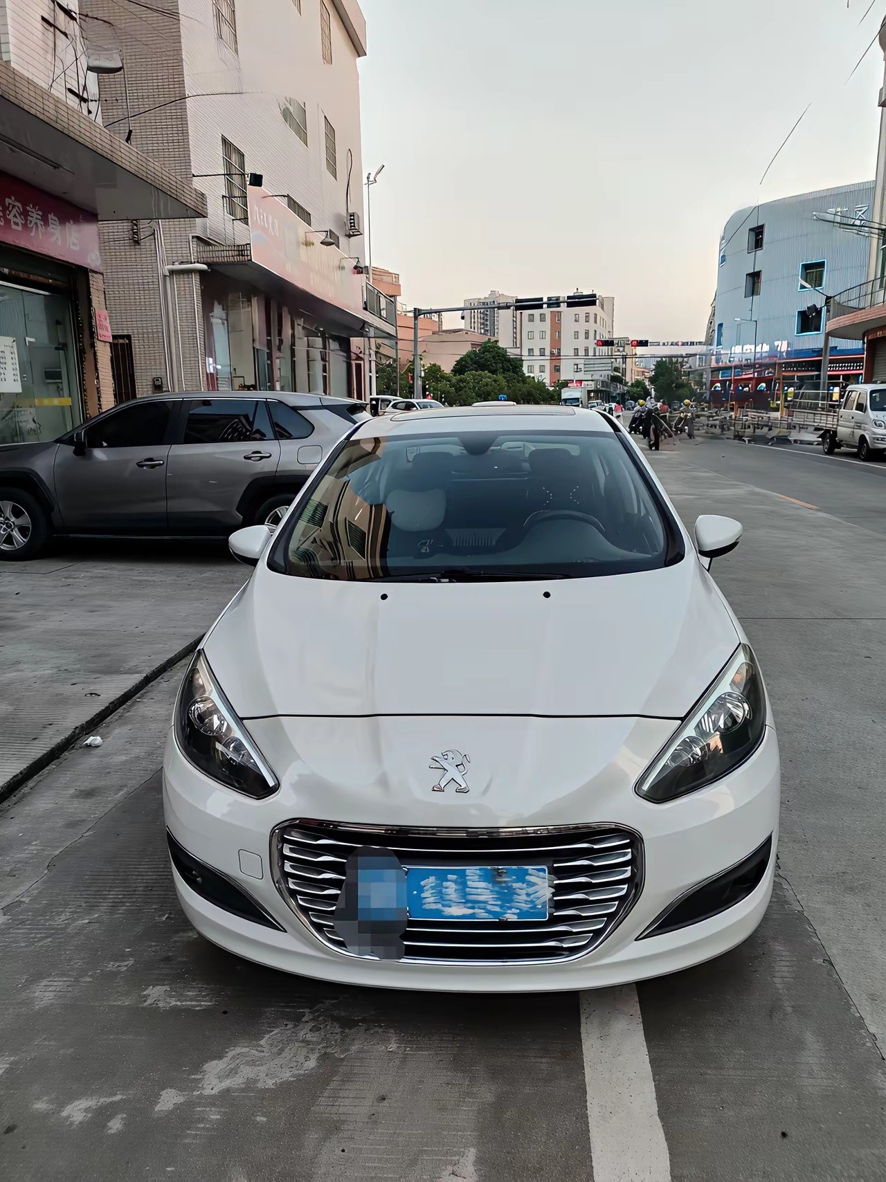 财务科的科长花9000块，收了自己科室科员的一辆二手车。可那位科员转头就在背后念