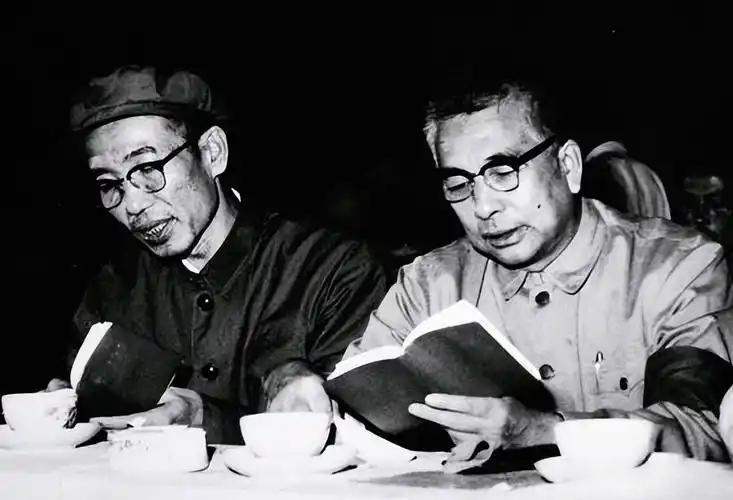 毛主席时代非常受器重的两位老省委书记。左边是王任重，长期担任湖北省委第一书记，右