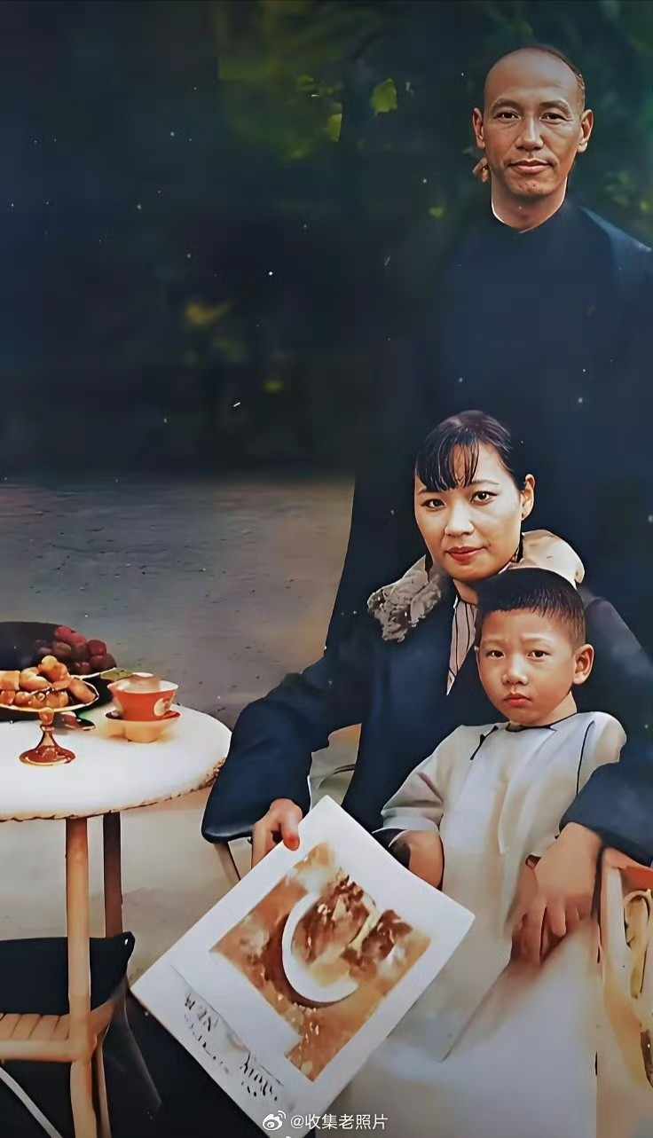 1926年，上海。蒋介石与宋美龄，此时还是普通朋友，但已心生情愫。宋怀里女扮男装