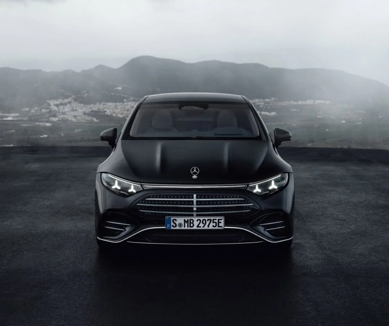 奔驰电车的设计真是丑，丑的很直白。