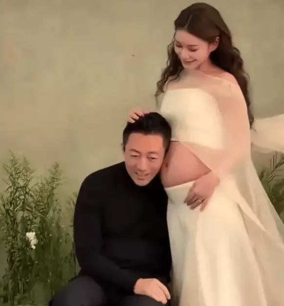 马筱梅蕾丝裙孕照曝光与汪小菲贴贴甜度拉满近日，马筱梅分享了孕晚期写真花絮，