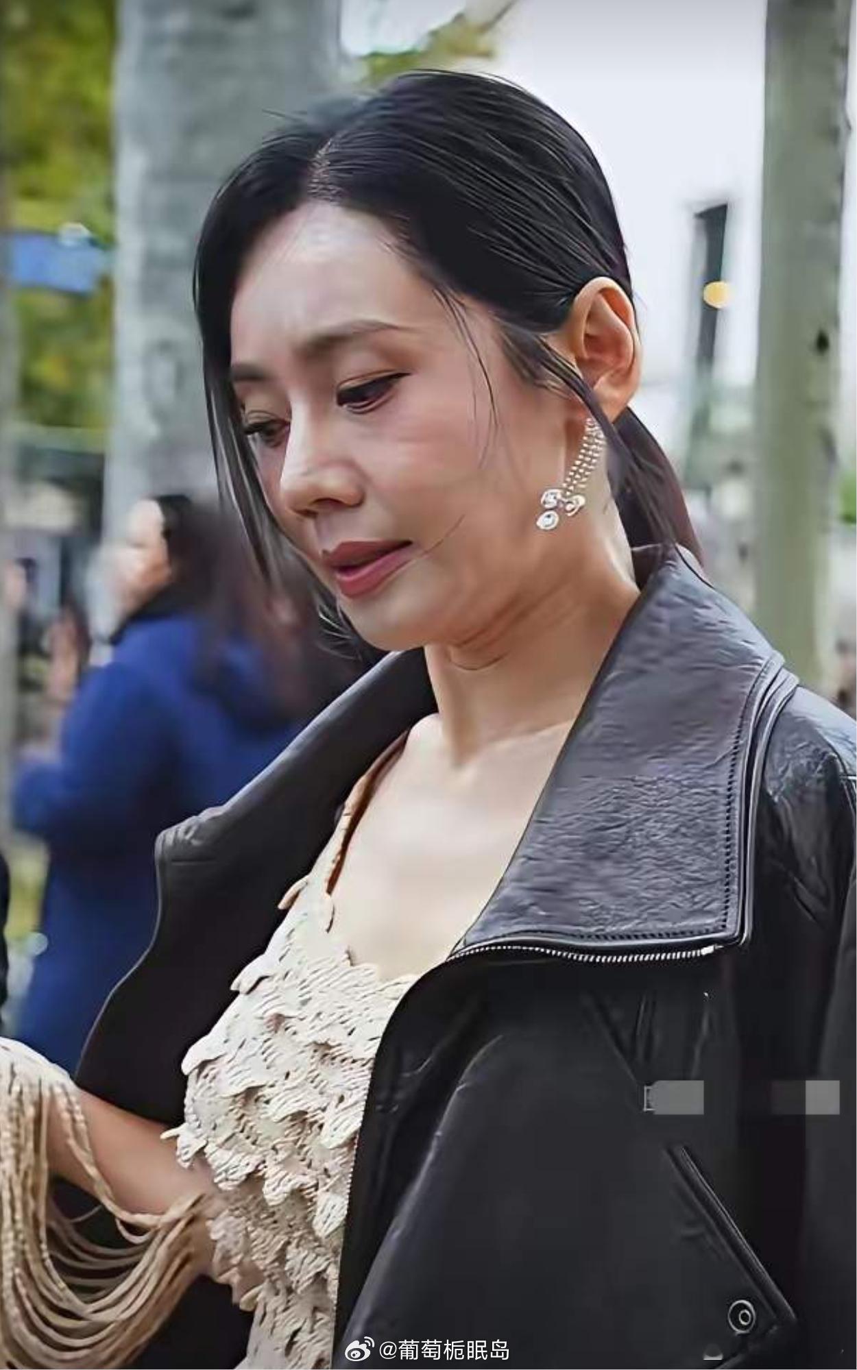 年纪大了，如果要保持苗条，就会像秋瓷炫这样，皱纹多。除非顺其自然有点肉肉，就不会