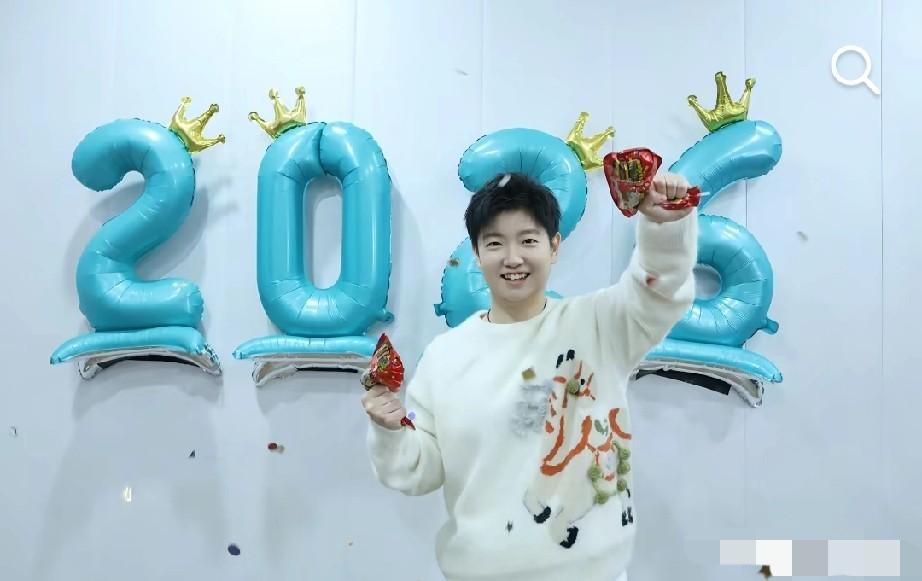 孙颖莎这次不再做人参果而是大方晒出春节回家过年的照片身穿白上衣的莎莎在蓝