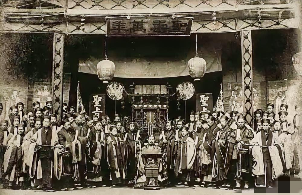 1910年的照片，道士大佬云集，仙气逼人啊！这张合影是清末西安万寿八仙宫道士聚会