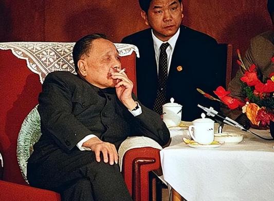 1982年北京，原本谈笑风生的邓小平突然沉下脸来，声音严肃地说：“全中国