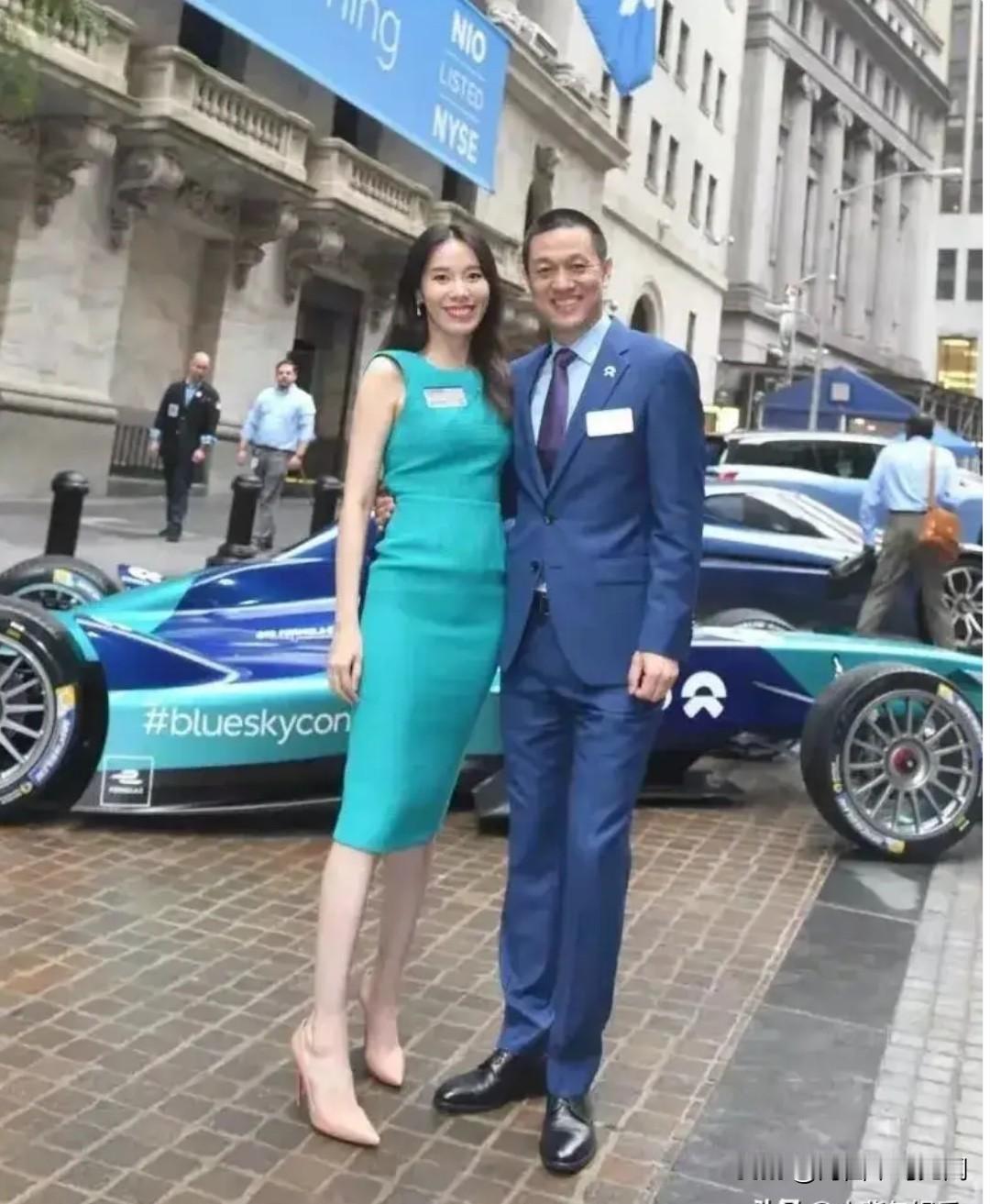 蔚来创始人李斌与前央视主持人的妻子王屹芝，在纽约纽交所的一张合影。李斌一身蓝色西