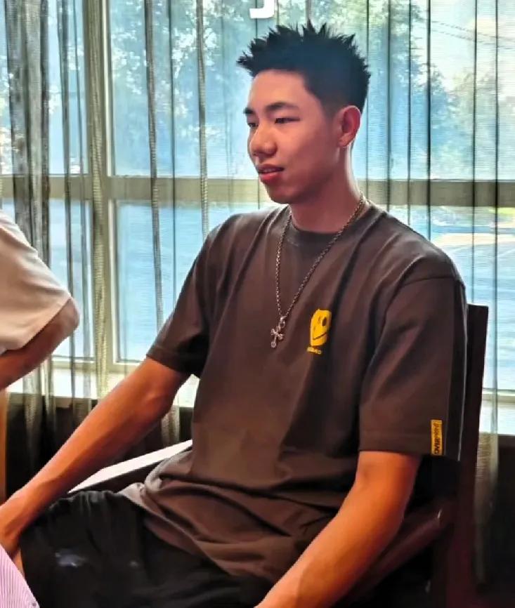 朱俊龙回到了老家，与家人在一起团聚吃饭，共庆男篮亚洲杯取得的好成绩。看到家人，小