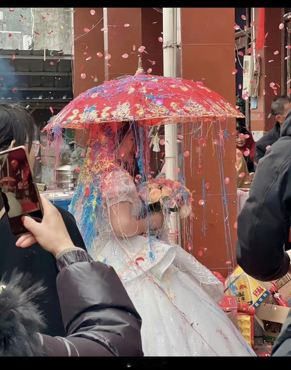 怪不得新娘全程黑着脸，原来是这样……这一天穿上最美的嫁衣，却被人喷成这样……​