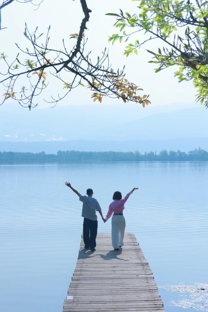 前两天半夜，我一个姐们儿给我打电话，哭得稀里哗啦。说她老公查她手机，全露馅了。我