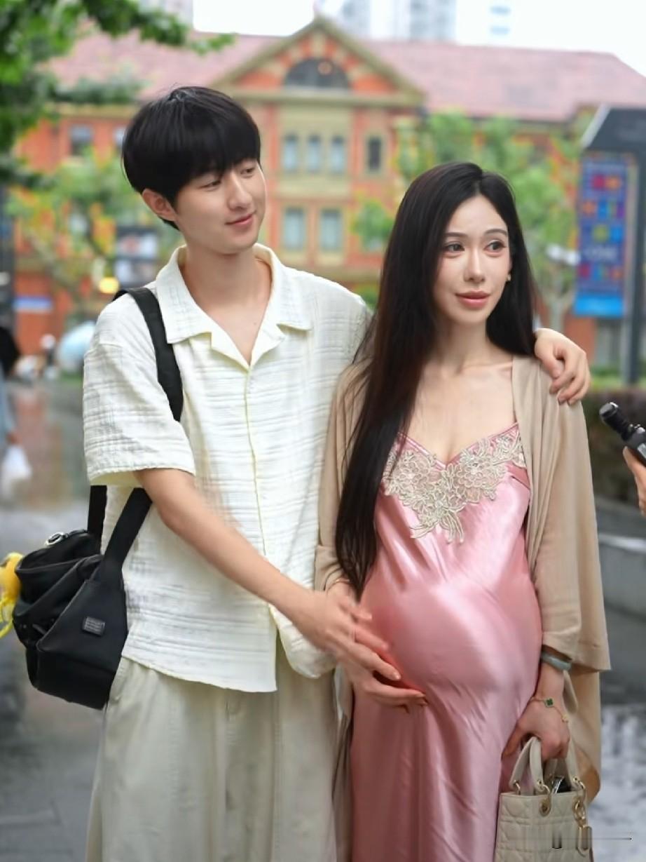 在上海街头，一对姐弟恋情侣的故事让不少路人眼前一亮。女生40岁，是地道上海人，弟