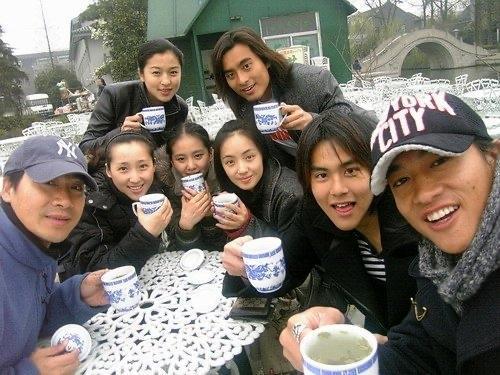 2006年3月14日，何润东晒电视剧《少年杨家将》剧组演员一起游西湖的画面。