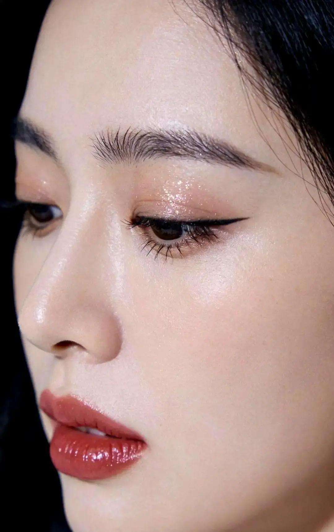 以前总觉得，女人的化妆台上，怎么也得有支镇场子的大红唇吧结果我看到个数据，有点