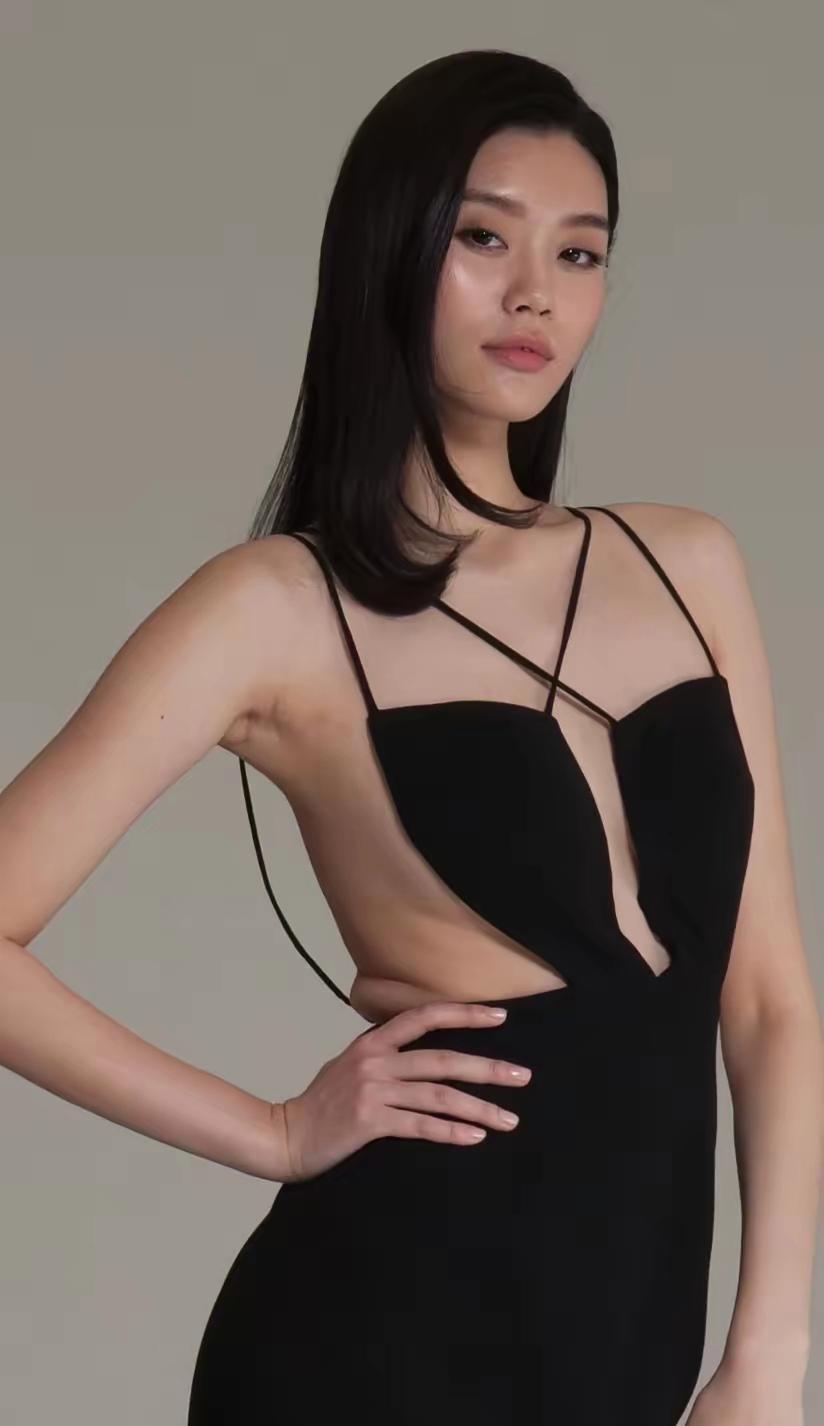 "奚梦瑶身穿一袭优雅黑色长裙，自信地展示着独特的开叉设计与露背细节，散发着高雅气