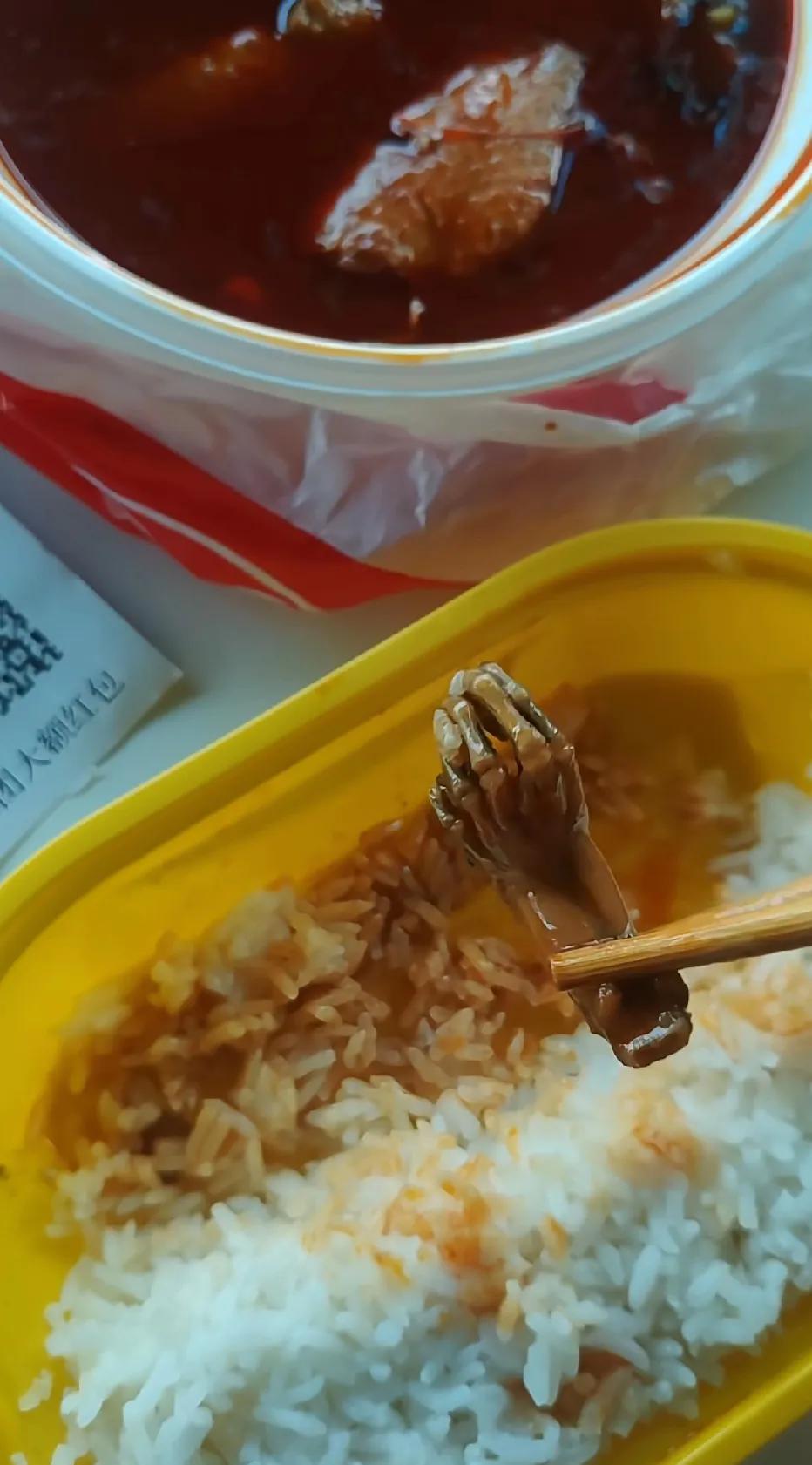 一网友吃外卖，吃到这个爪子，这到底是牛蛙的爪子还是老鼠🐭的爪子？有人在评论区晒