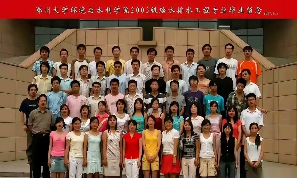 大学那张毕业证，真不是读完四年就稳拿的。有人说，张雪峰当年就没拿到，手里攥着的