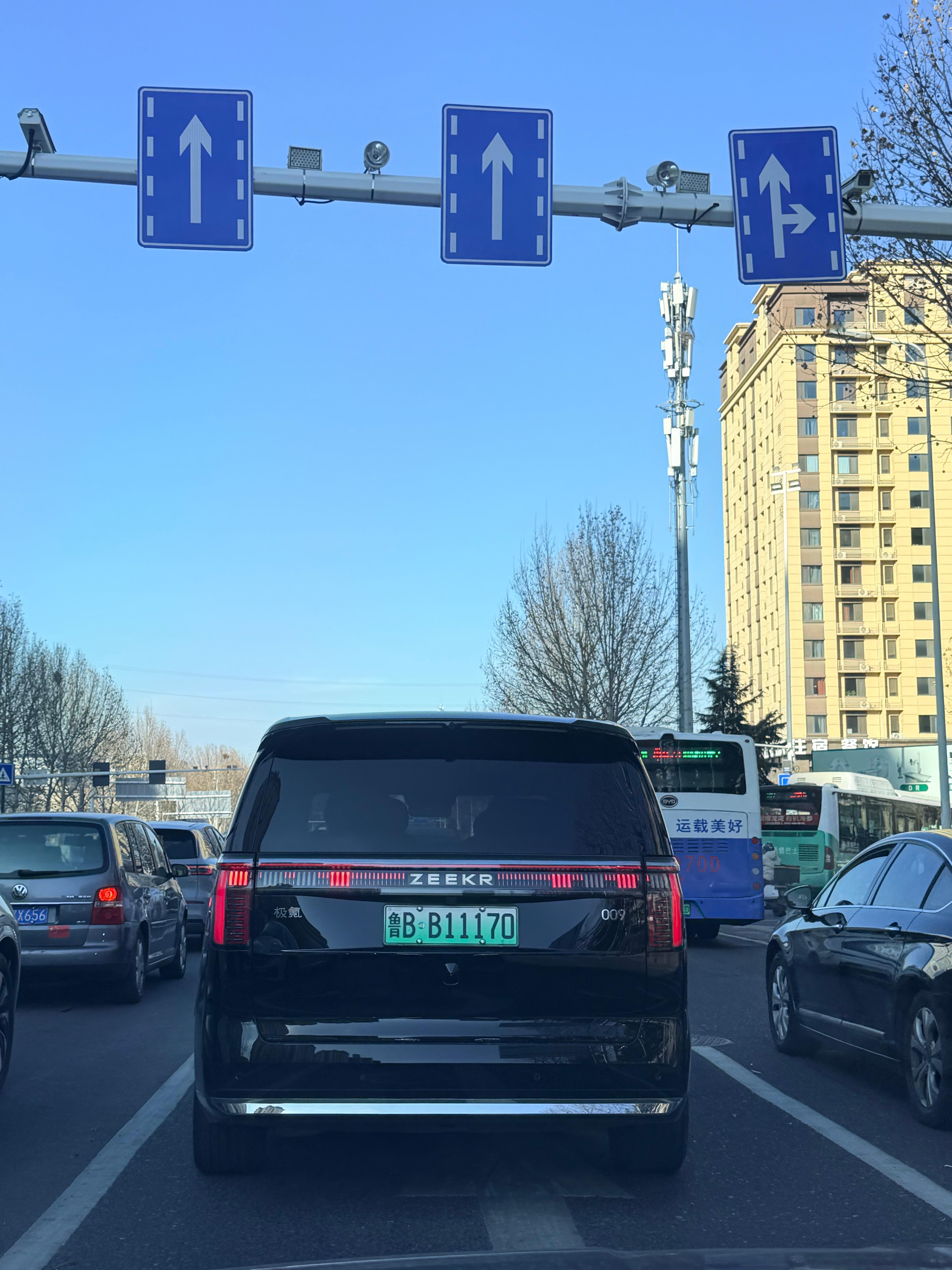 路上遇到了一台极氪009，黑色的给人的感觉就是稳重，端庄，似乎和我的气质一样小梦